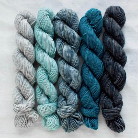 Manos del Uruguay Fino Minis Strickset für Schal & Loop handgefärbt Augusta