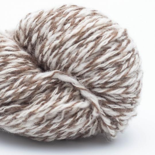 Nomadnoos So Soft Yak and Sartuul 3-ply fingering filé à la main closer than you might sheep (white/brown)